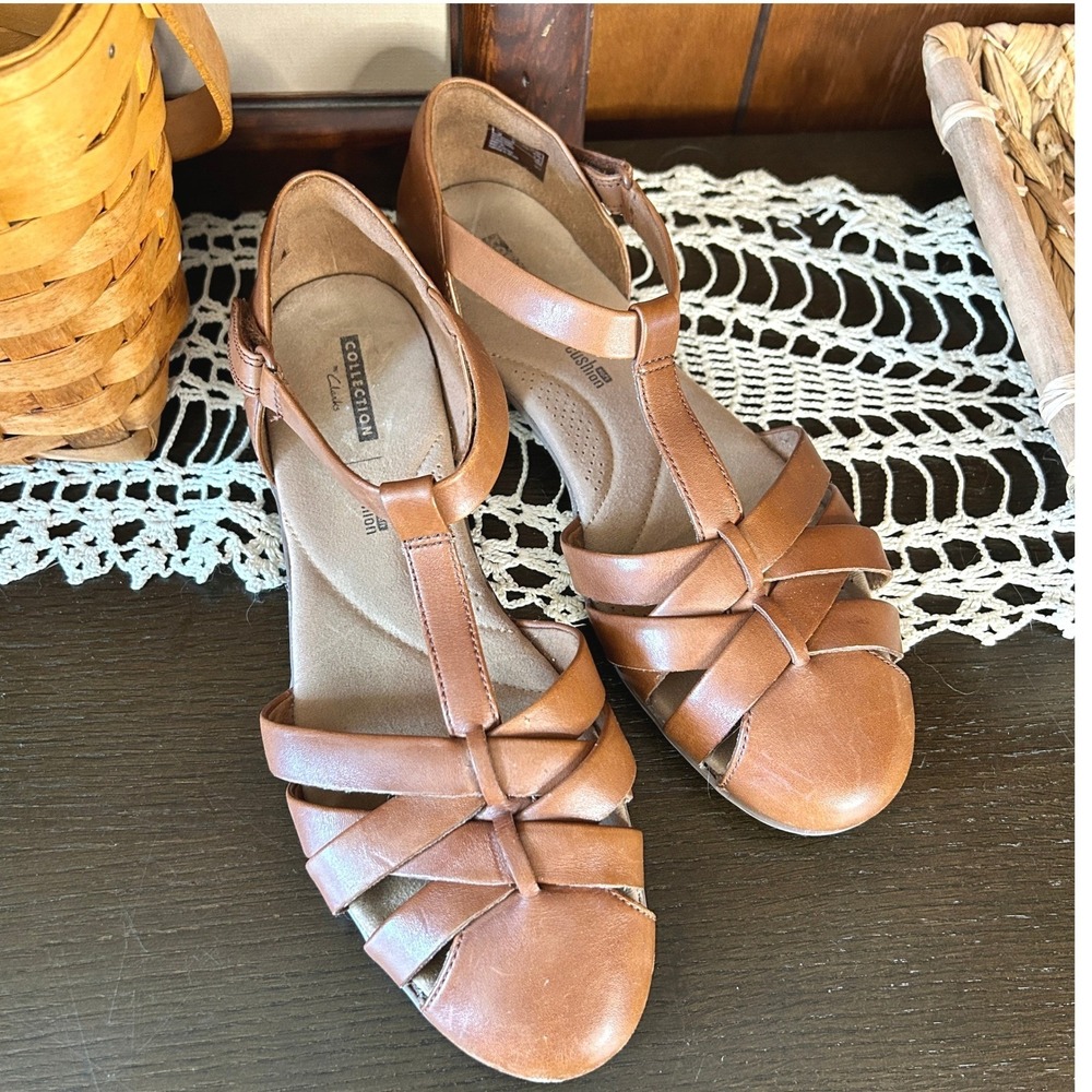 Clarks Collection Brown Leather T Strap Sandals Comfort Cushioned EUC
